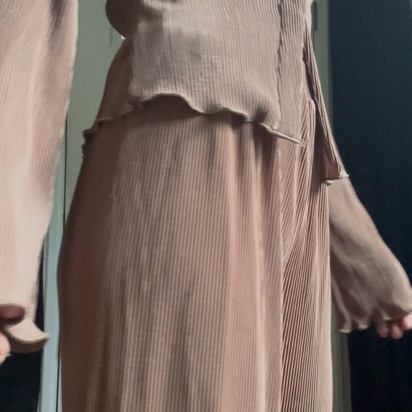 Brown Pleated Lounge Set - Picture 9 of 11